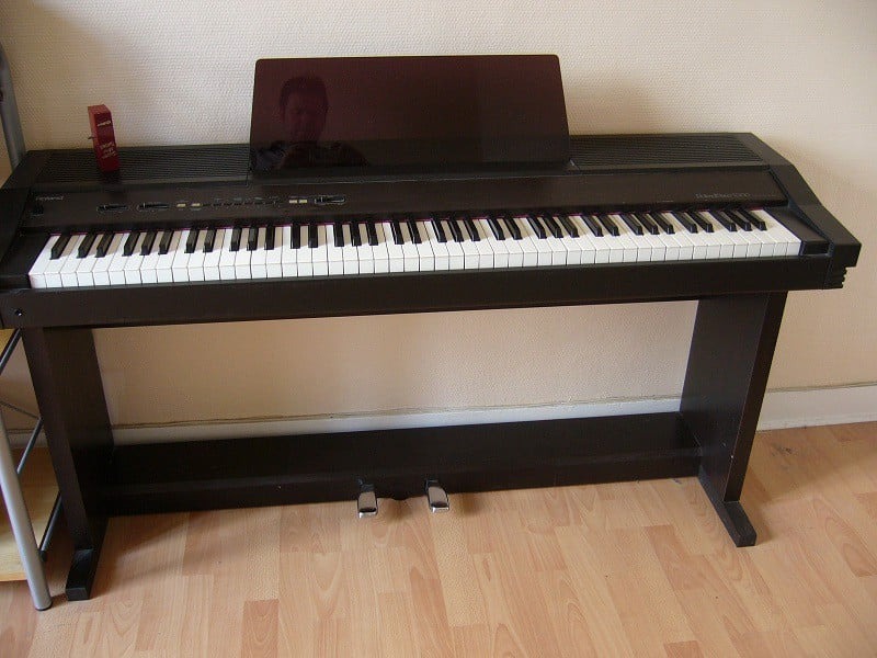 Piano điện Roland HP-2000 có thiết kế góc cạnh, sang trọng